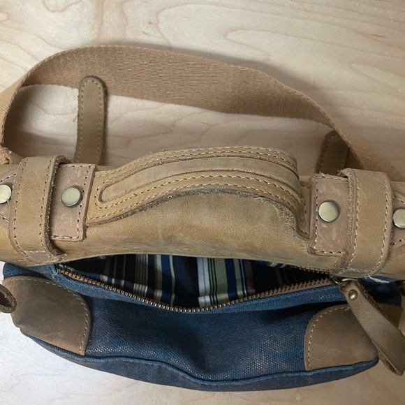 Jesslyn Shoulder Bag - Picture 4 of 11